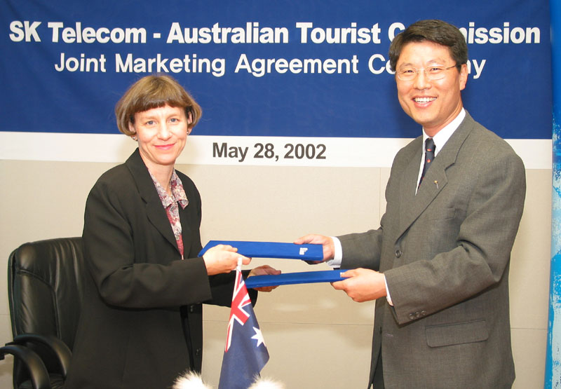 At 10 am on May 28th, 2002 at the SK Telecom Head Office, Won Il Lim, head of SK Telecom?s Segment Marketing Division, and Jean Dunn, Australian vice-ambassador to Korea, conducted a ceremony celebrating the launch of the joint campaign on tourism and mobile communication marketing.